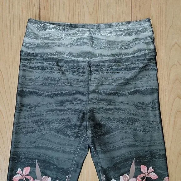 EVOLUTION AND CREATION ACTIVEWEAR GRAY WITH PINK FLOWERS SKULL LEGGING CAPRIS